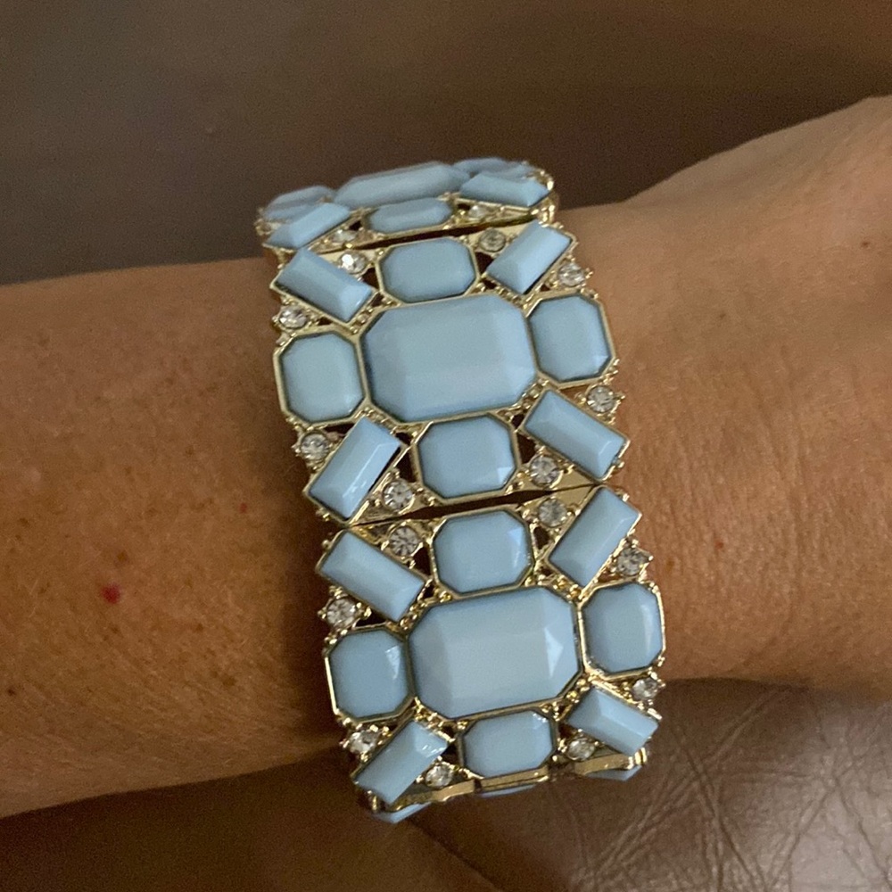 Blue stretch fashion bracelet.